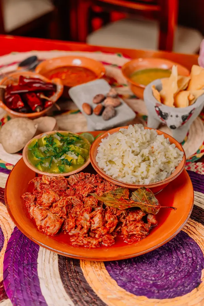 Barbacoa roja con arroz y salsa verde con aguacate